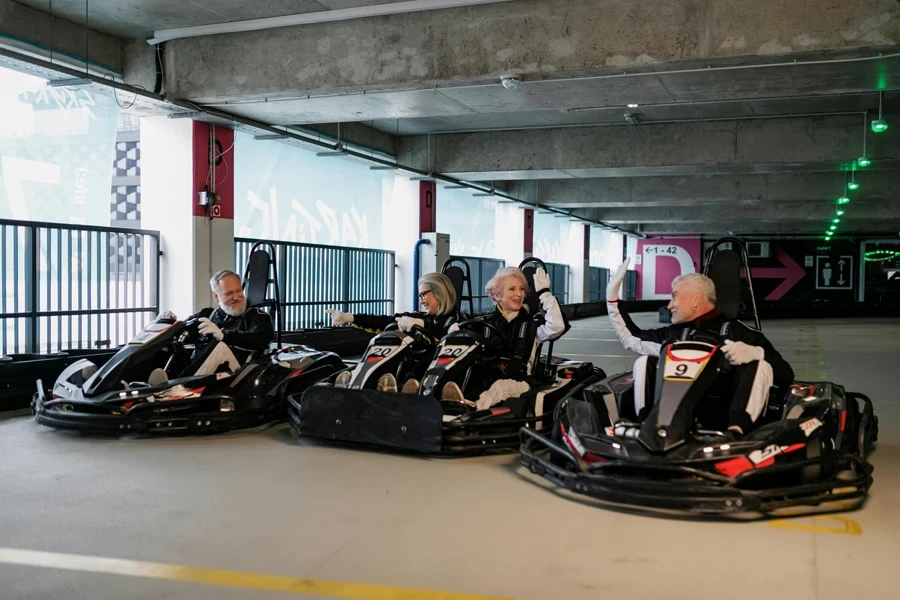 Personnes âgées conduisant un kart