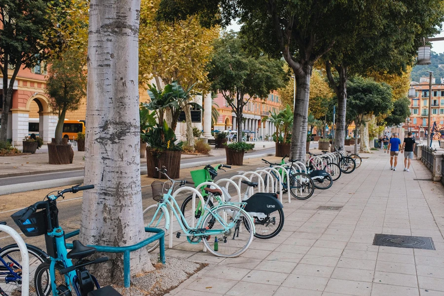 Şehir caddesinde düzensiz park edilmiş bisikletler