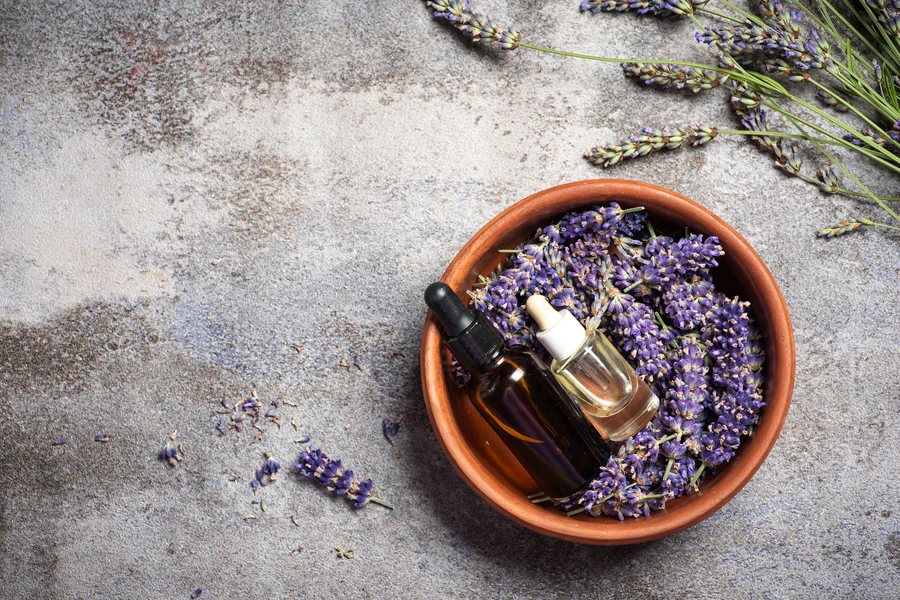 Olio essenziale profumato alla lavanda in una ciotola