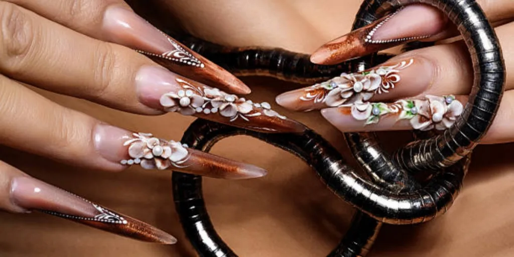 Unhas compridas com nail art acrílica em padrões florais