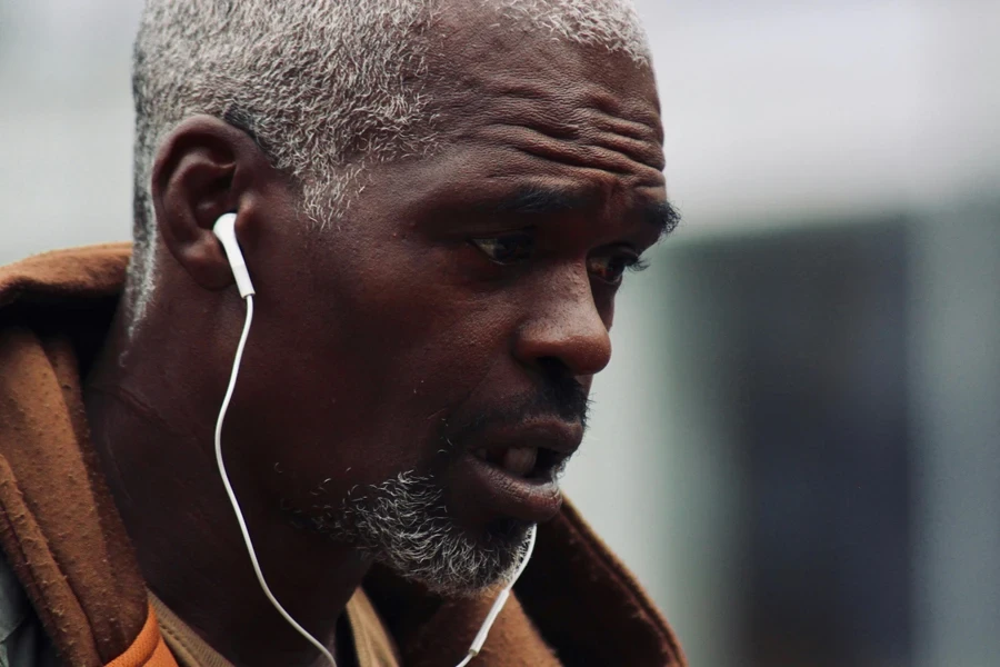 Homem usando fones de ouvido brancos