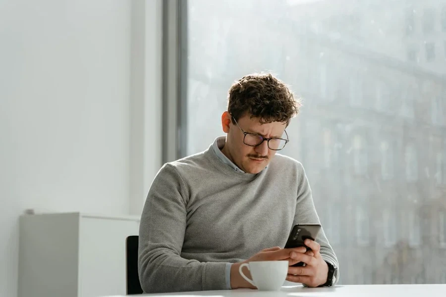 Homem lendo um e-mail em seu smartphone