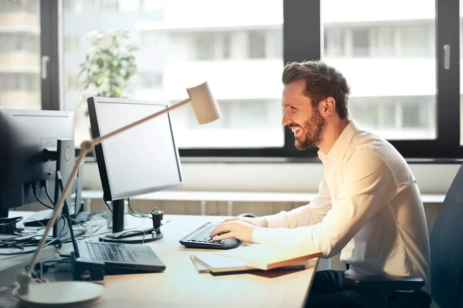 Homem usando um desktop em um escritório