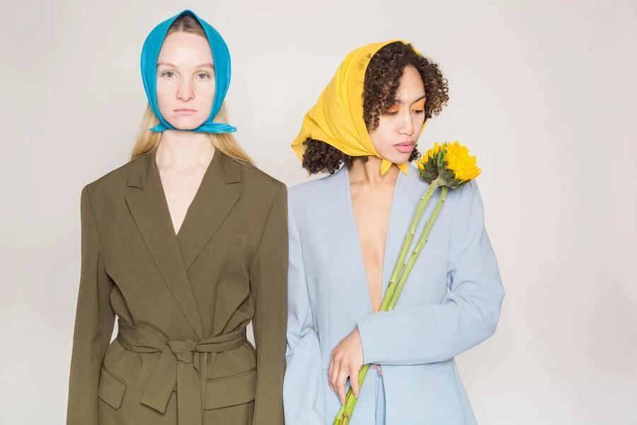 Des mannequins en foulards bleus et jaunes tendance