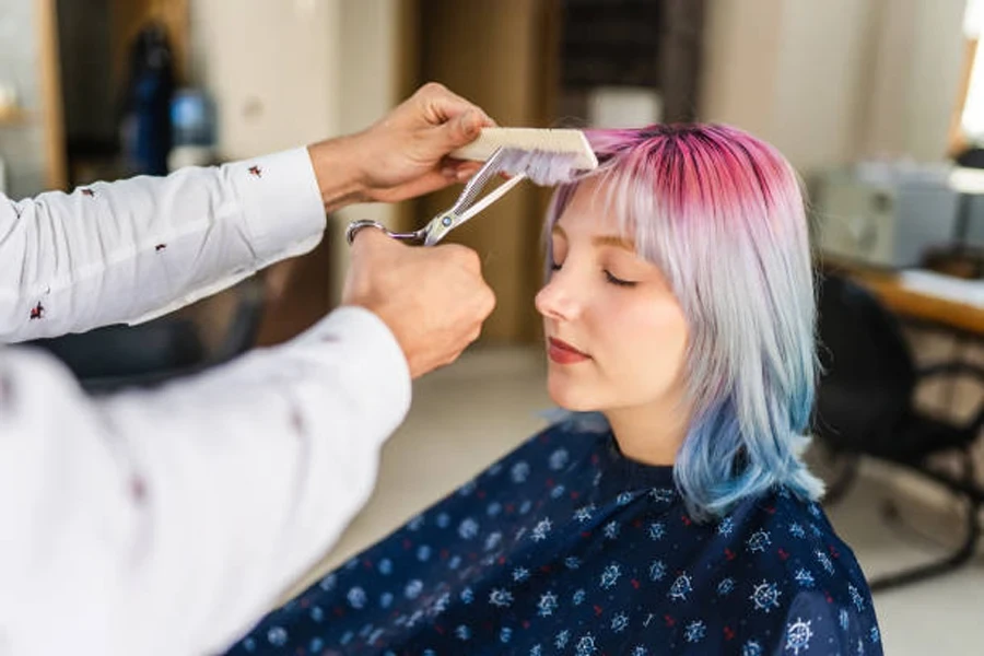 Mulher bonita cortando o cabelo