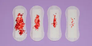 Séquence rouge sur des serviettes hygiéniques sur une surface violette