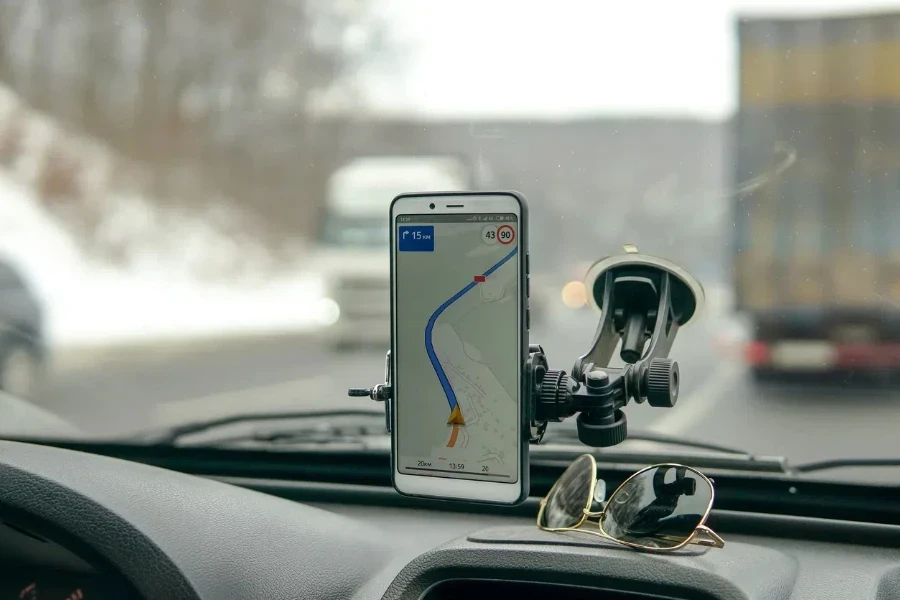 Reisen Sie im Winter mit dem Auto und einem Navigationssystem im Mobiltelefon