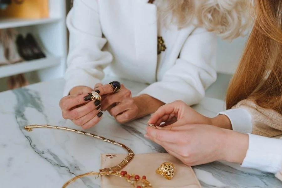 Deux femmes regardant des bijoux dans une pièce ouverte et lumineuse