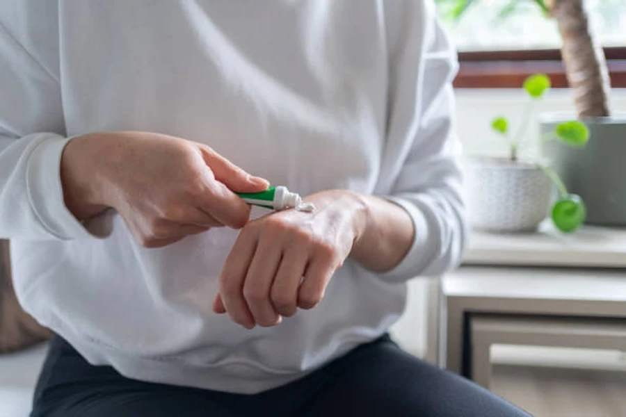 Mujer aplicándose crema de manos