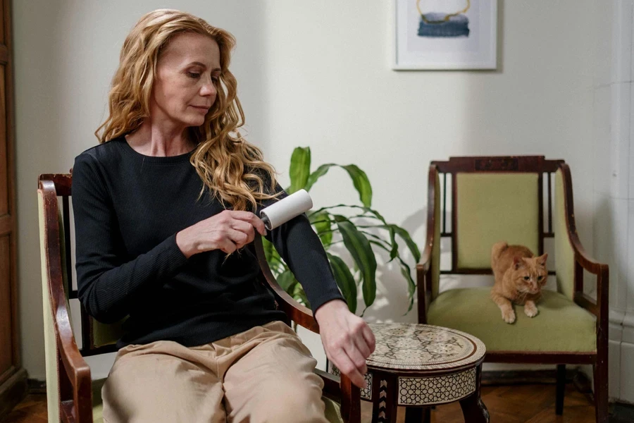 Femme utilisant un produit anti-peluche