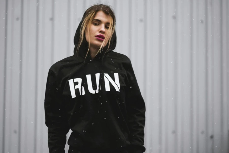 Femme portant un sweat à capuche imprimé noir et blanc