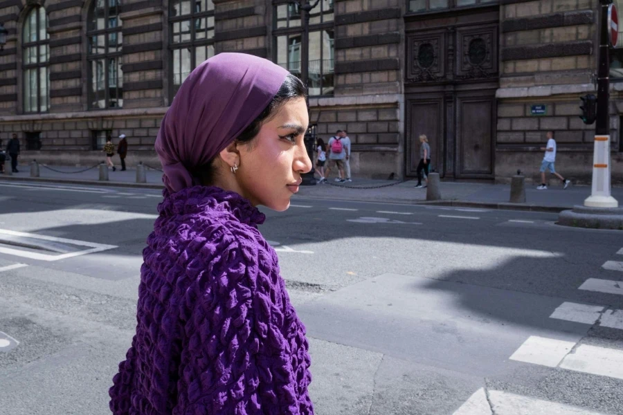 Femme portant un châle violet dans la rue