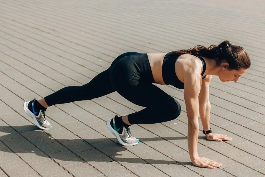 Frau in schwarzen Leggings trainiert