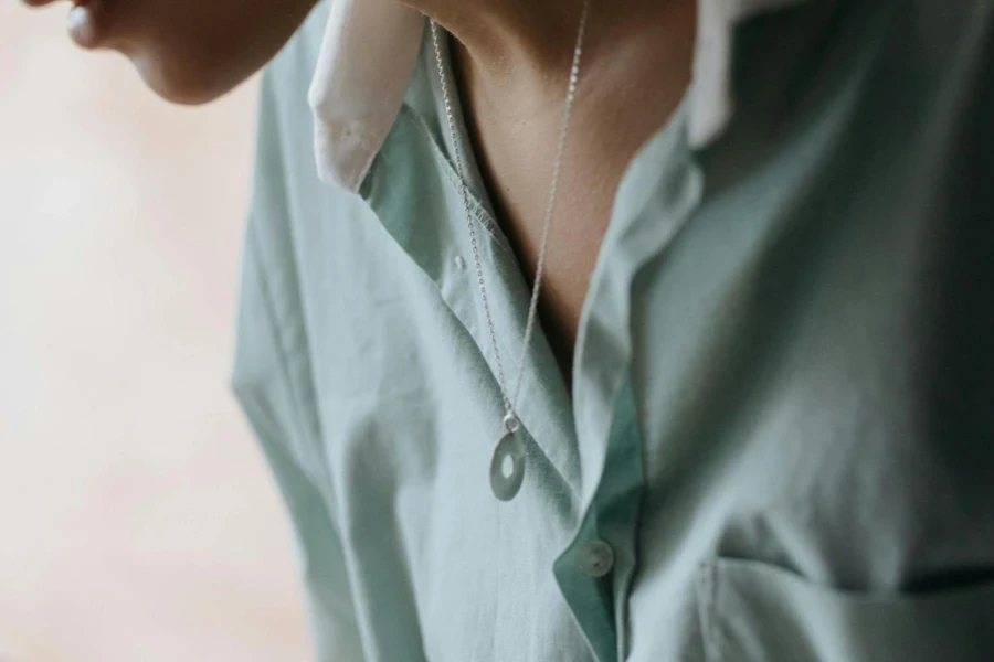 Mujer con camisa de botones azul