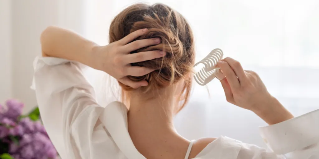 Femme utilisant une pince à griffes blanche