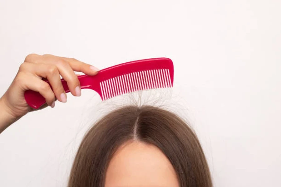 Cabeza de mujer con cabello electrizante