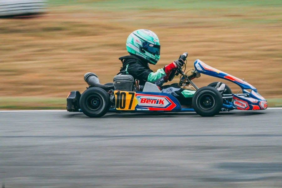 bambino che fa kart pilota da corsa bambino