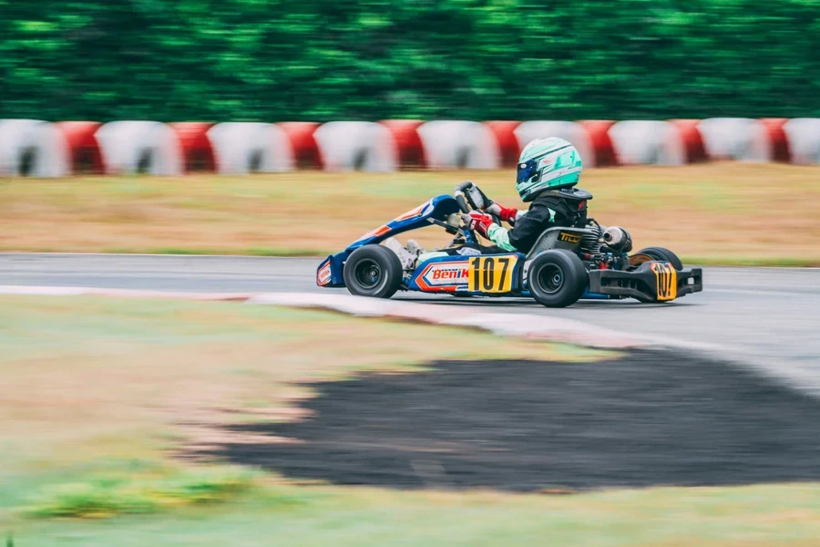 bambino che fa kart pilota da corsa bambino