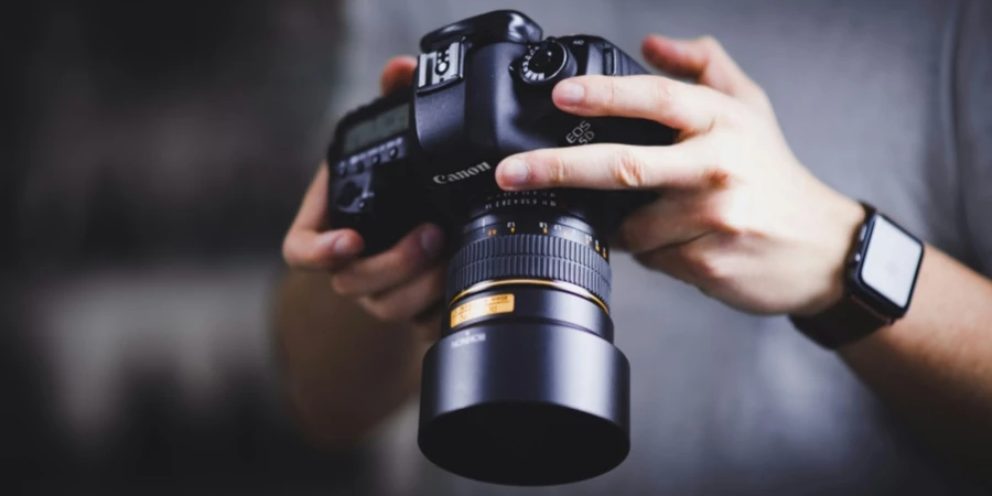 persoon die een Canon DSLR-camera vasthoudt