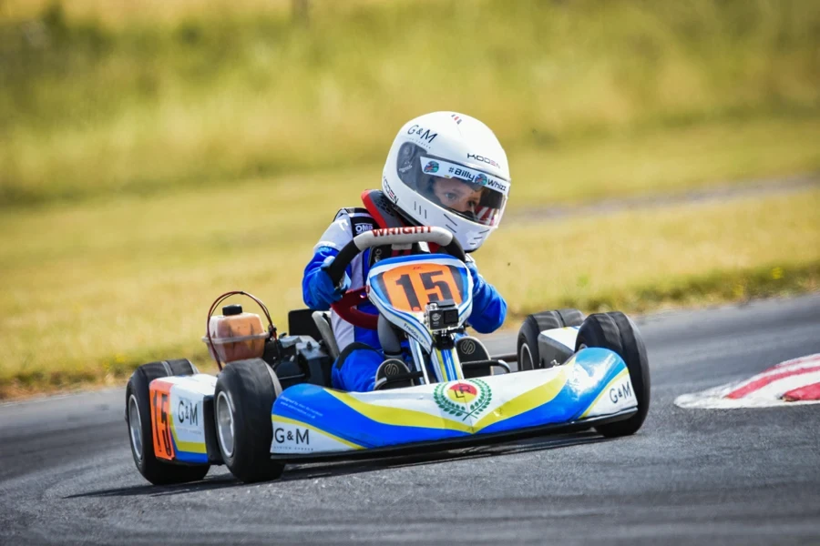 fotografia a fuoco basso di un ragazzo che guida un go-kart