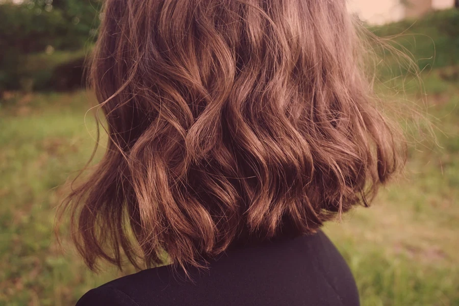 coupe de cheveux mi-longue pour femme