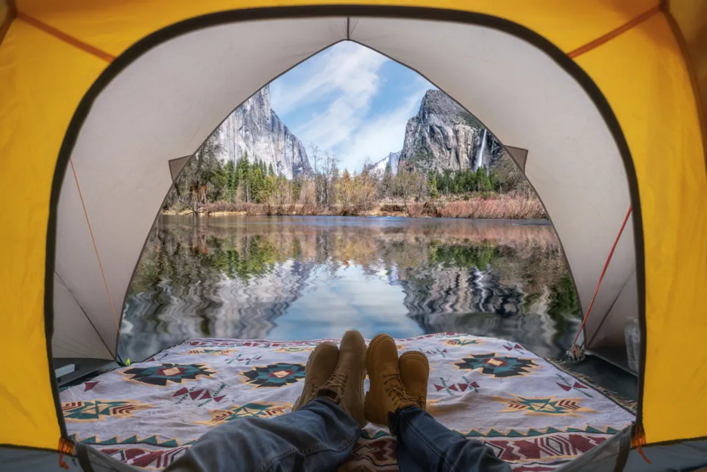 viaggiatore che dorme in tenda con vista sul parco nazionale di yosemite, yosemite valley