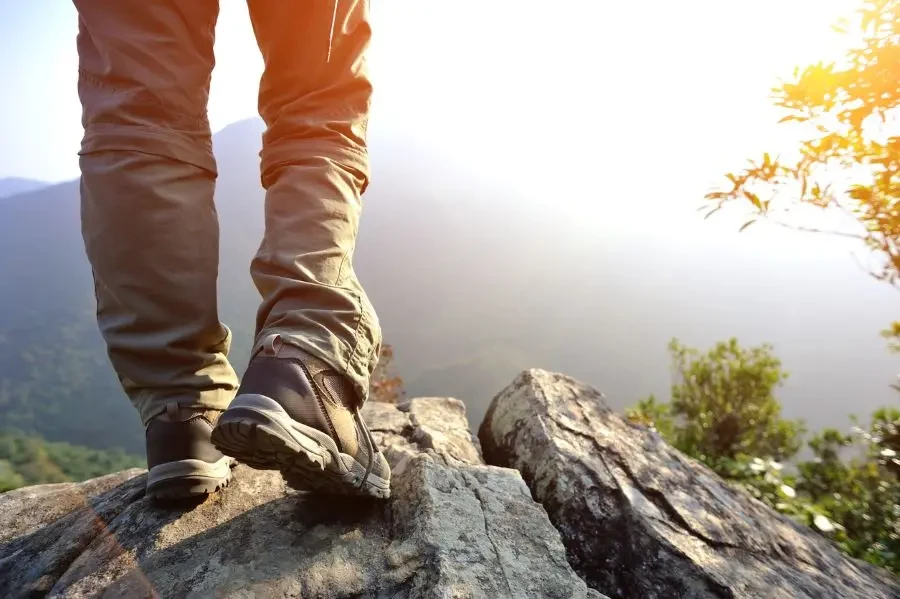 hiking kaki puncak gunung batu menikmati pemandangan