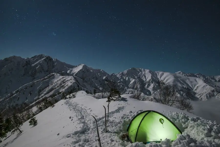 vista notturna, montagna innevata, tenda