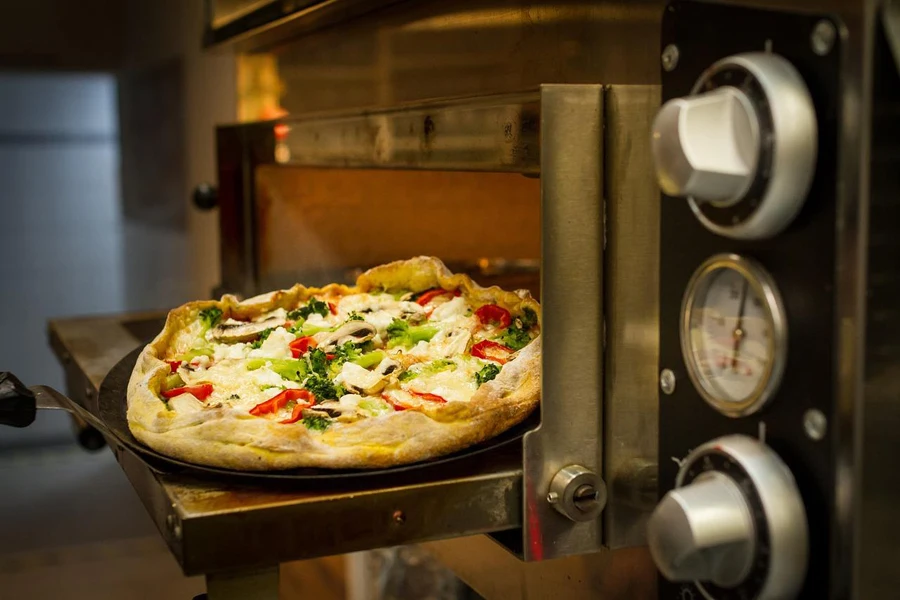 Una pizza è pronta per essere infornata