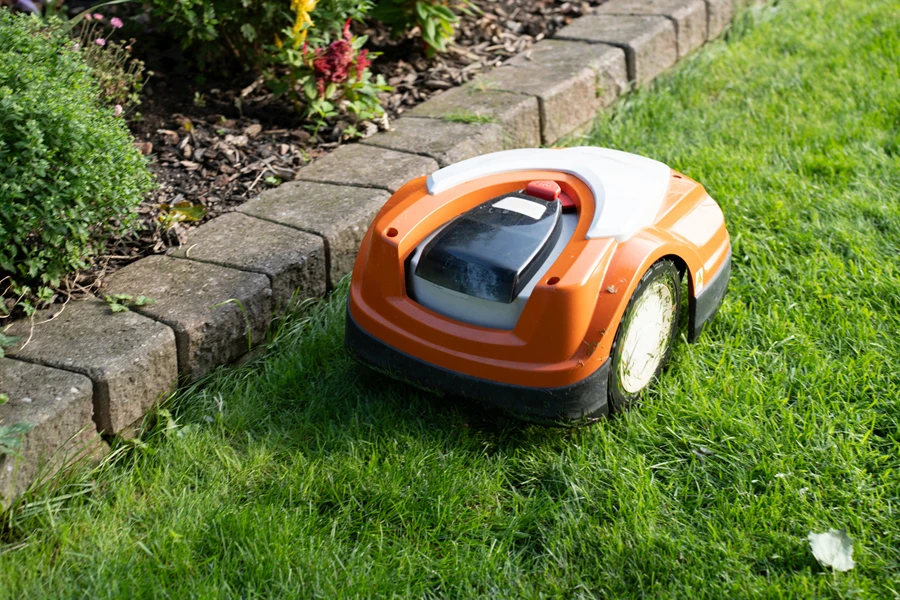 Un robot tondeuse à gazon qui coupe l'herbe