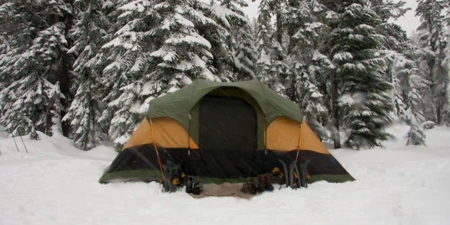 Una tenda nella neve a Stevens Pass di David Schultz