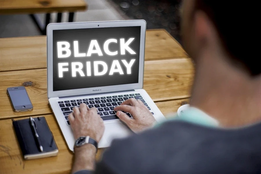 Sebuah teks yang menampilkan Black Friday di layar laptop