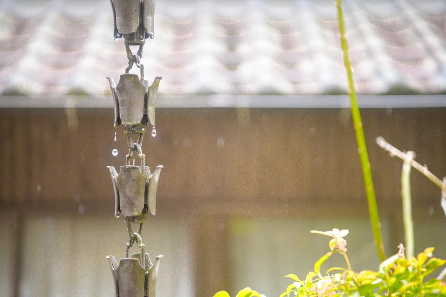 Un intrigante diseño de cadena de lluvia en una casa japonesa