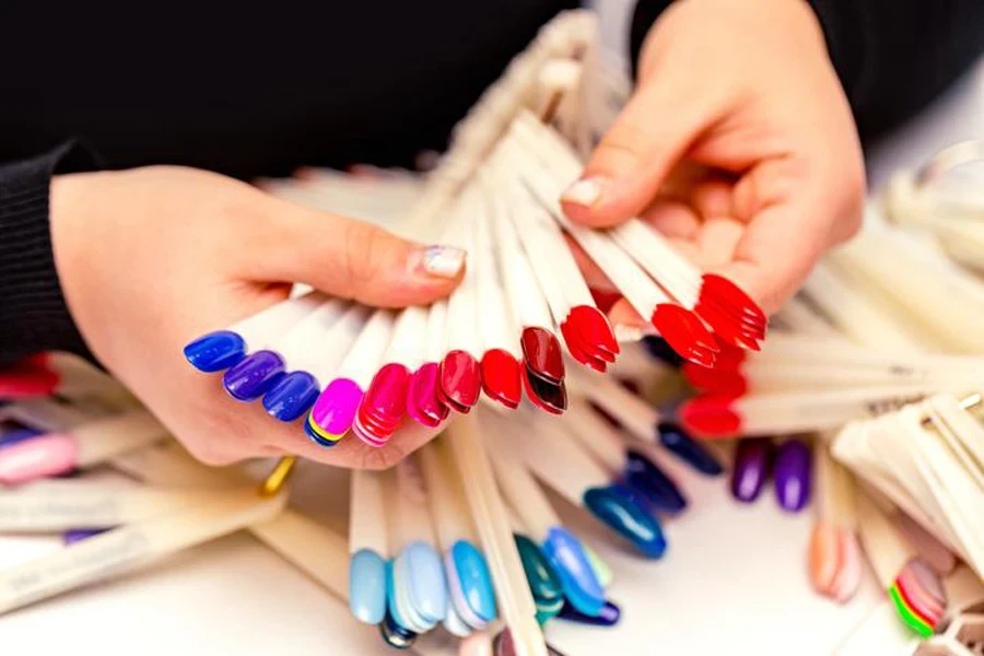 Uñas postizas en un salón de belleza