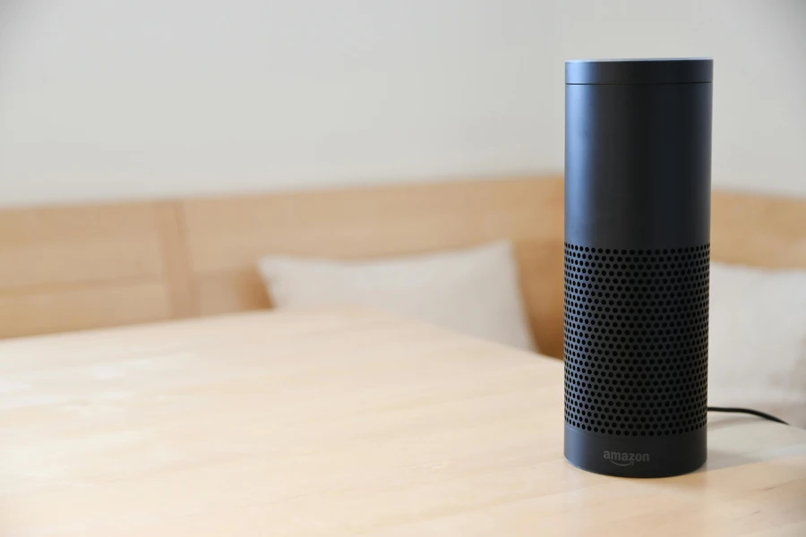 テーブルの上に置かれた黒い Amazon Echo