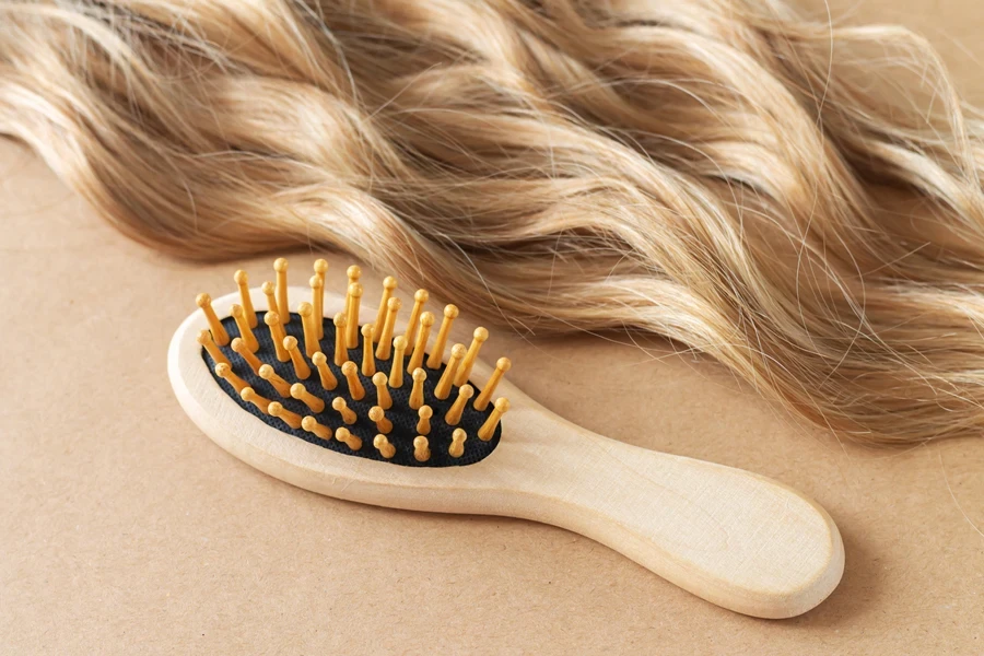 Brosse à côté d'une mèche de cheveux