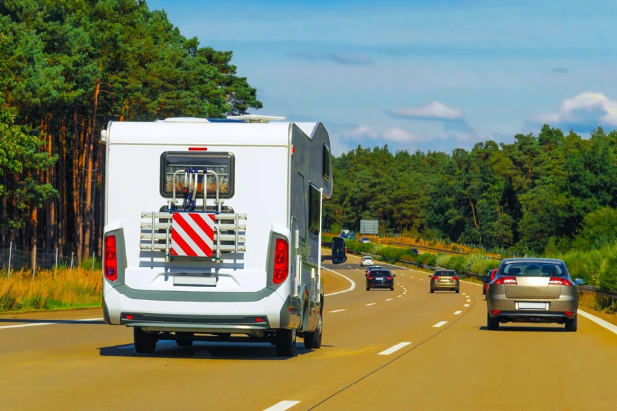 Caravanas y coches en la carretera en Suiza