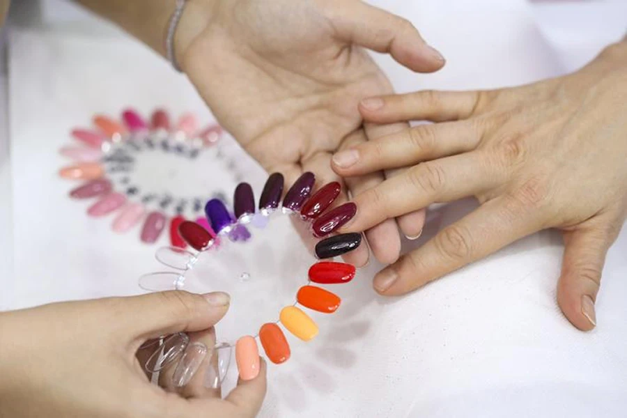 Choisir parmi des ongles artificiels colorés