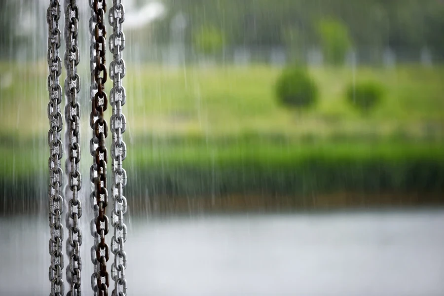 Primer plano de cadenas de lluvia en un día lluvioso