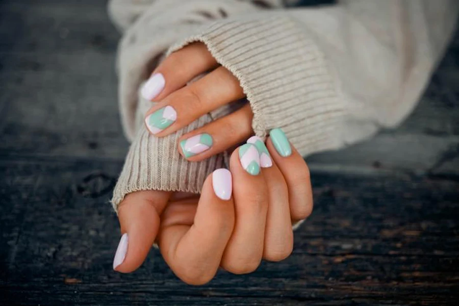 Manos femeninas con manicura delicada