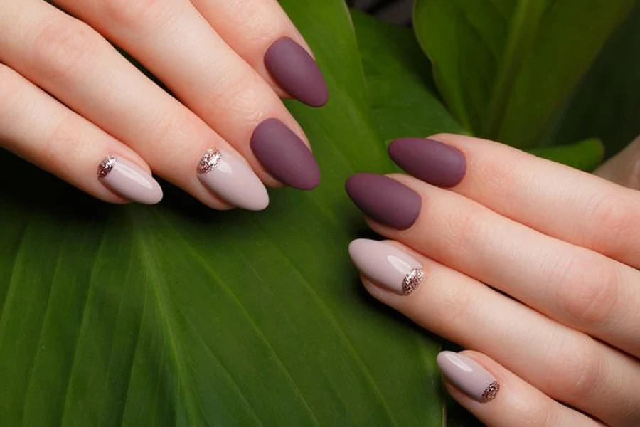 Manos femeninas con manicura cuidada