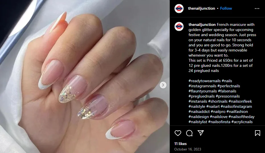 Manicure francese con punte color oro rosa e accenti metallici