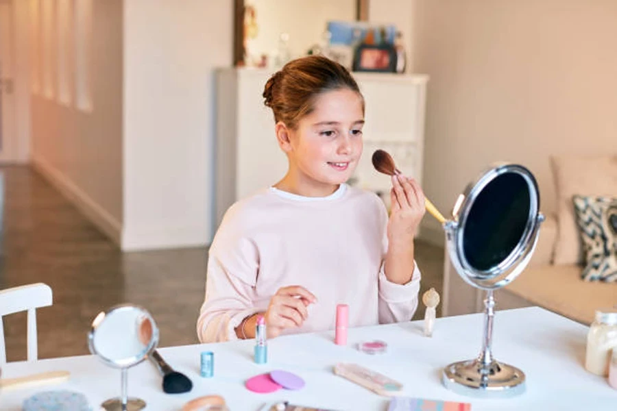 Niña haciendo su primer maquillaje