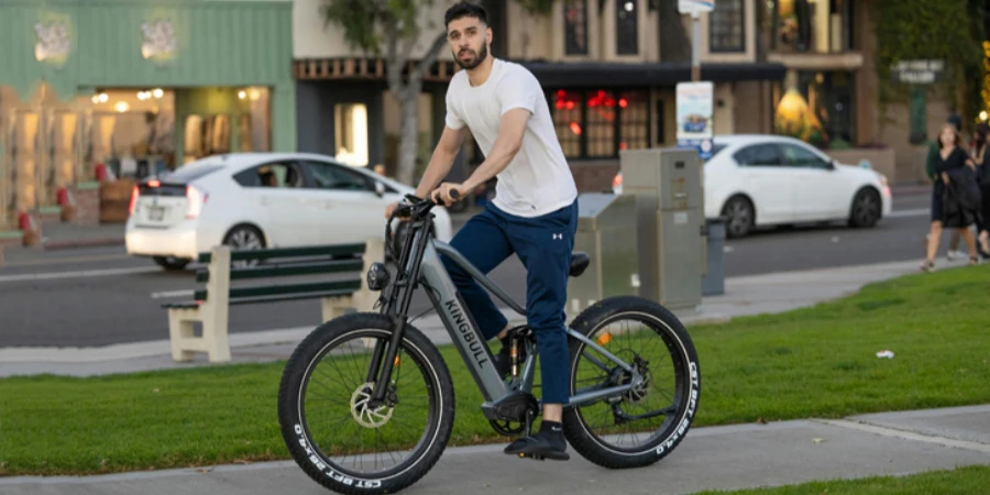 Mann fährt Fahrrad in der Stadt