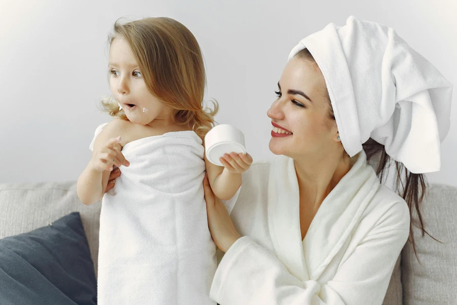 Madre e hija en batas y toallas