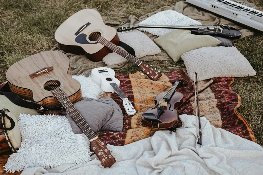 Instrumentos musicais na grama