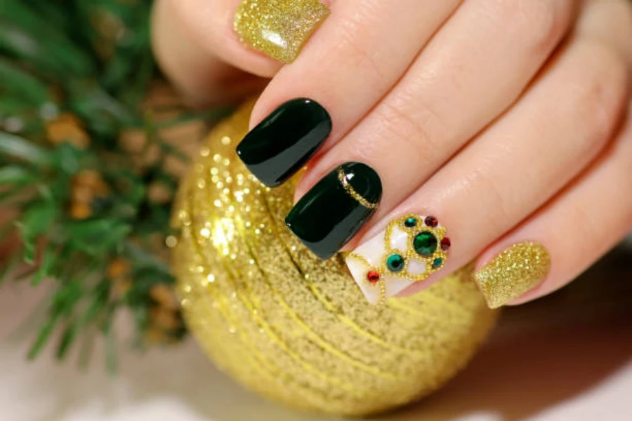 Manicura festiva hermosa y de moda para Año Nuevo en uñas cuadradas cortas con color de laca verde