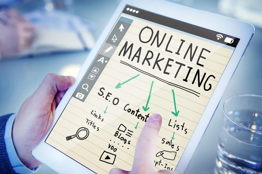 Marketing online visualizzato su un tablet