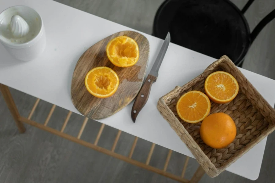 Foto aérea de laranjas em uma mesa branca