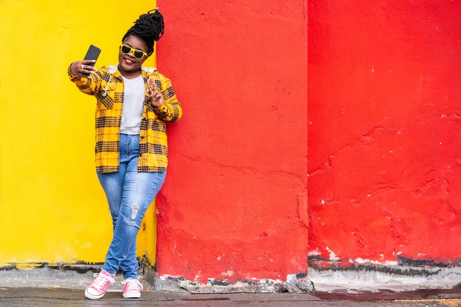 Femme africaine de grande taille posant dans une tenue aux couleurs vives